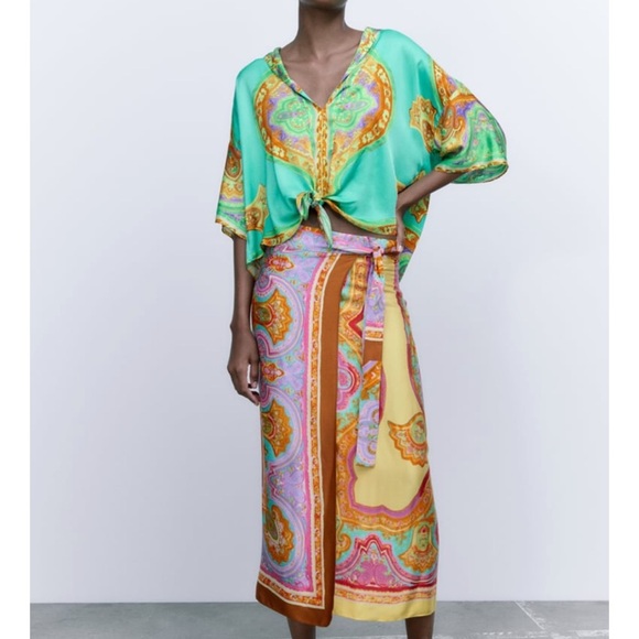 Flowy Printed Tie Front Pull Over Blouse - Picture 5 of 8